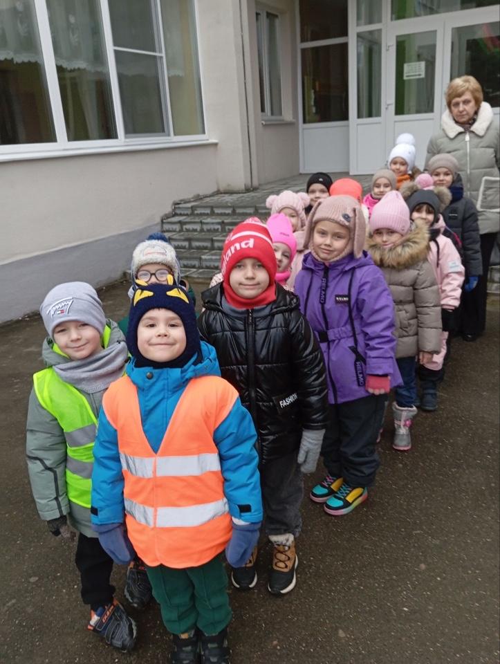 Экскурсия старшей группы в детскую районную библиотеку